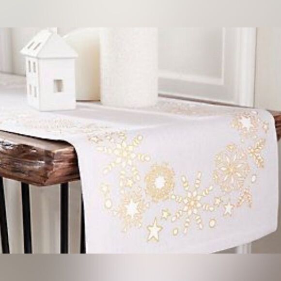 martha stewart holiday reversible snowflake table runner - Picture 1 of 9